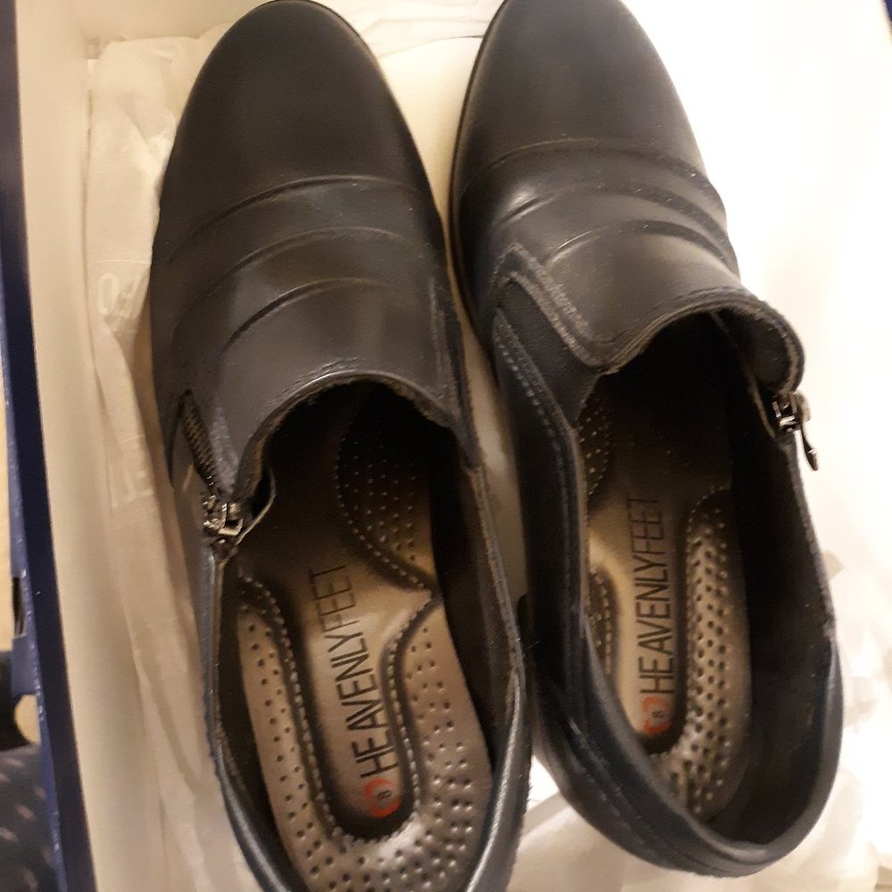 WOMEN SHOES, SIZE 8 - $7